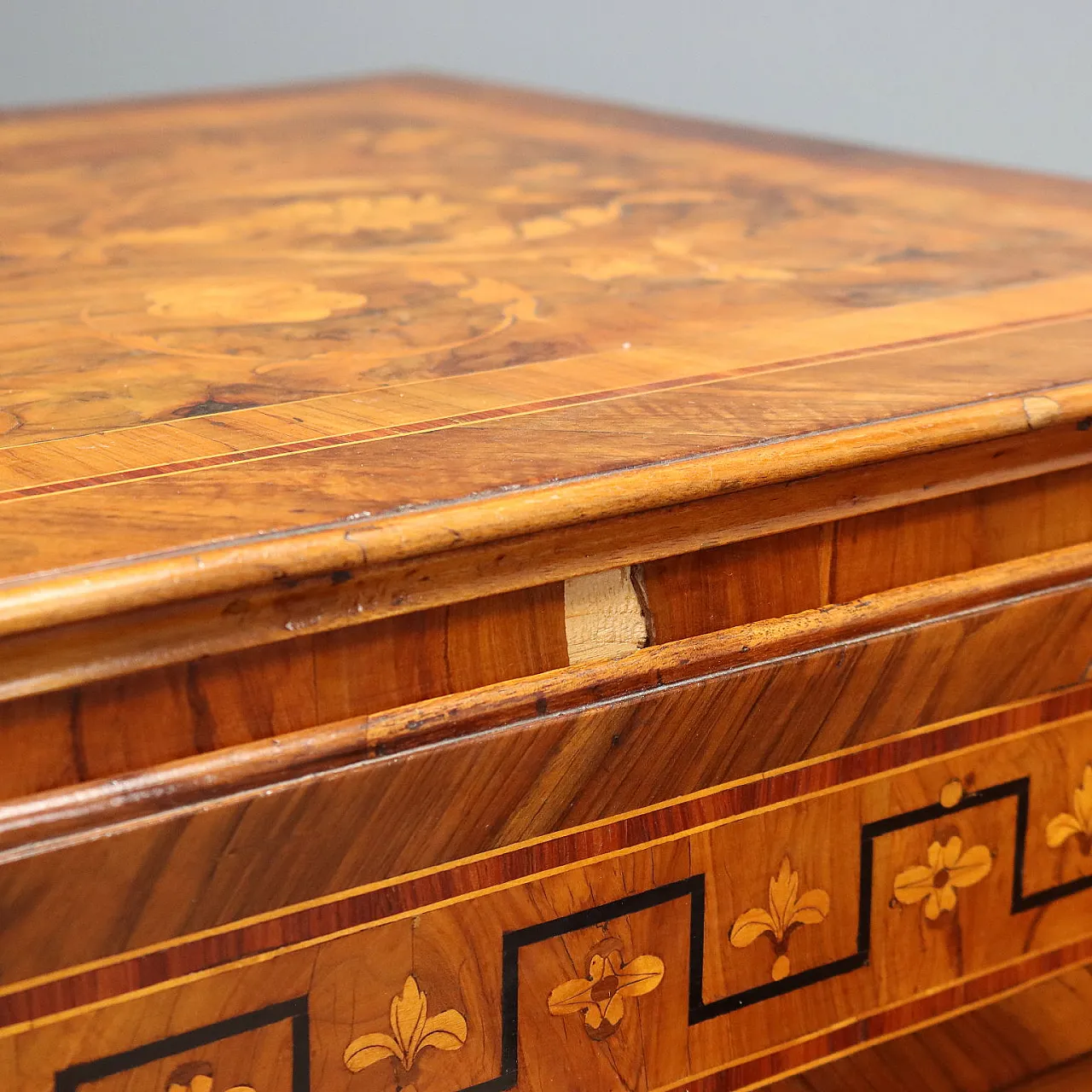 Pair of Neoclassical lombard chests of drawers, 18th century 9
