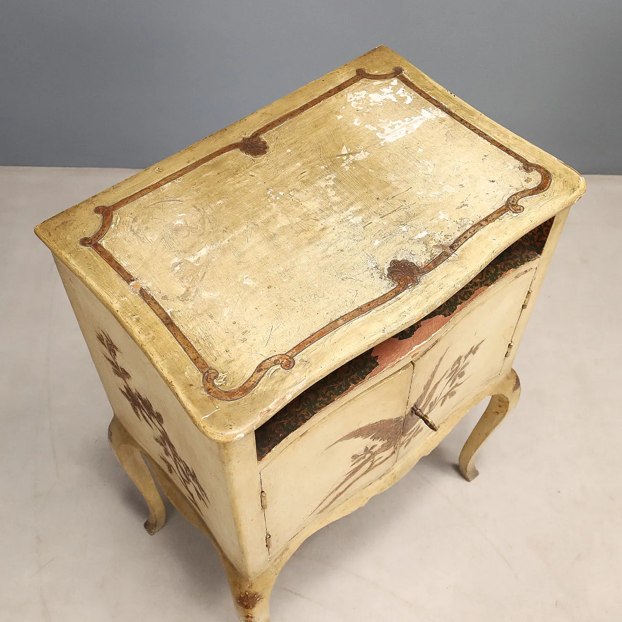 Pair of Baroque style bedside tables, 19th century 9
