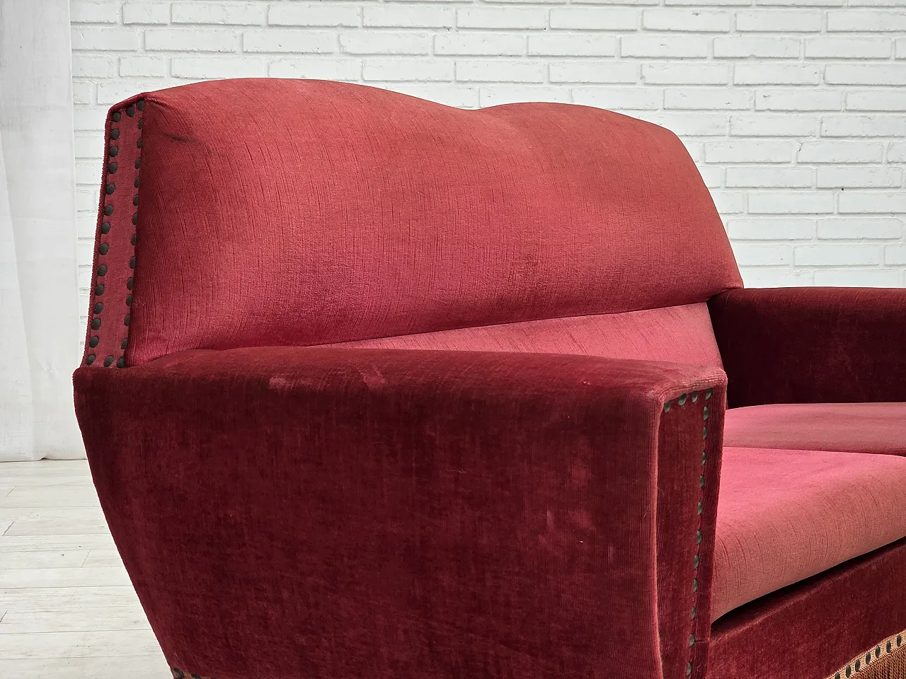 Divano danese a 2 posti, in velluto rosso, Anni '70 7