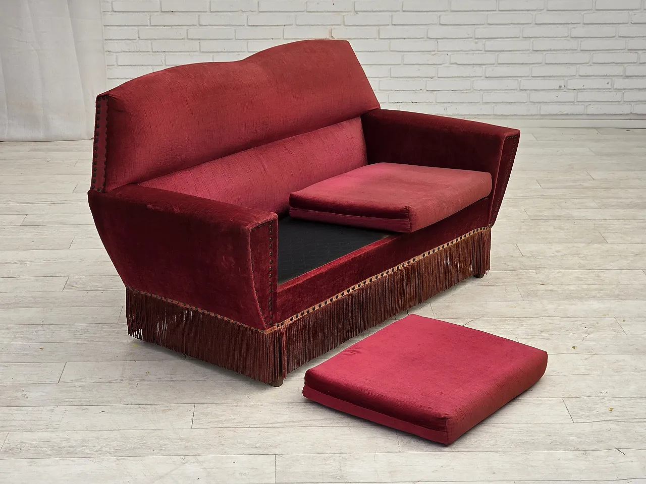 Divano danese a 2 posti, in velluto rosso, Anni '70 8