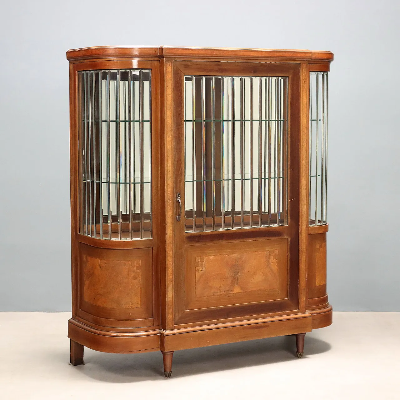 Showcase veneered in mahogany and walnut, 20th century 1