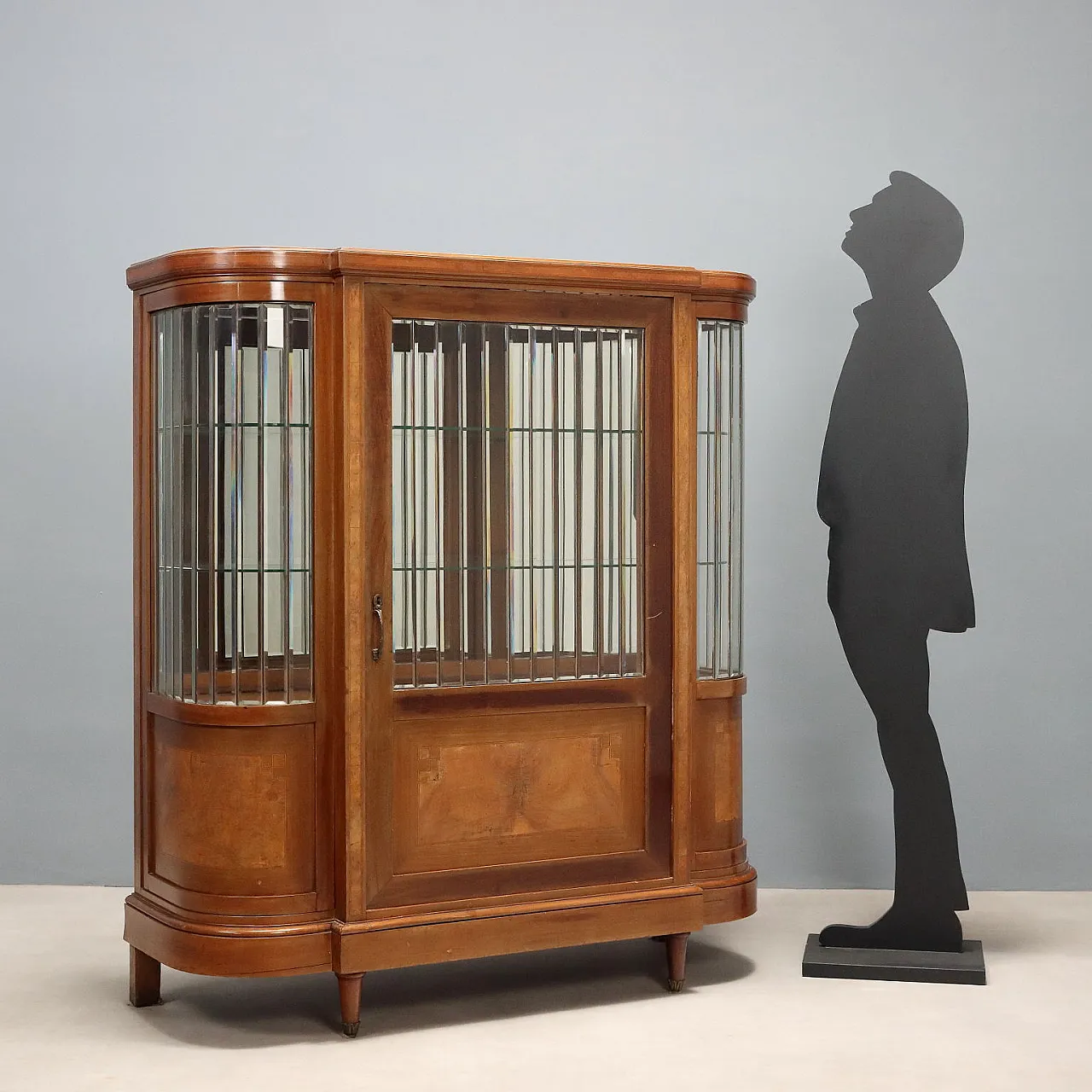 Showcase veneered in mahogany and walnut, 20th century 2