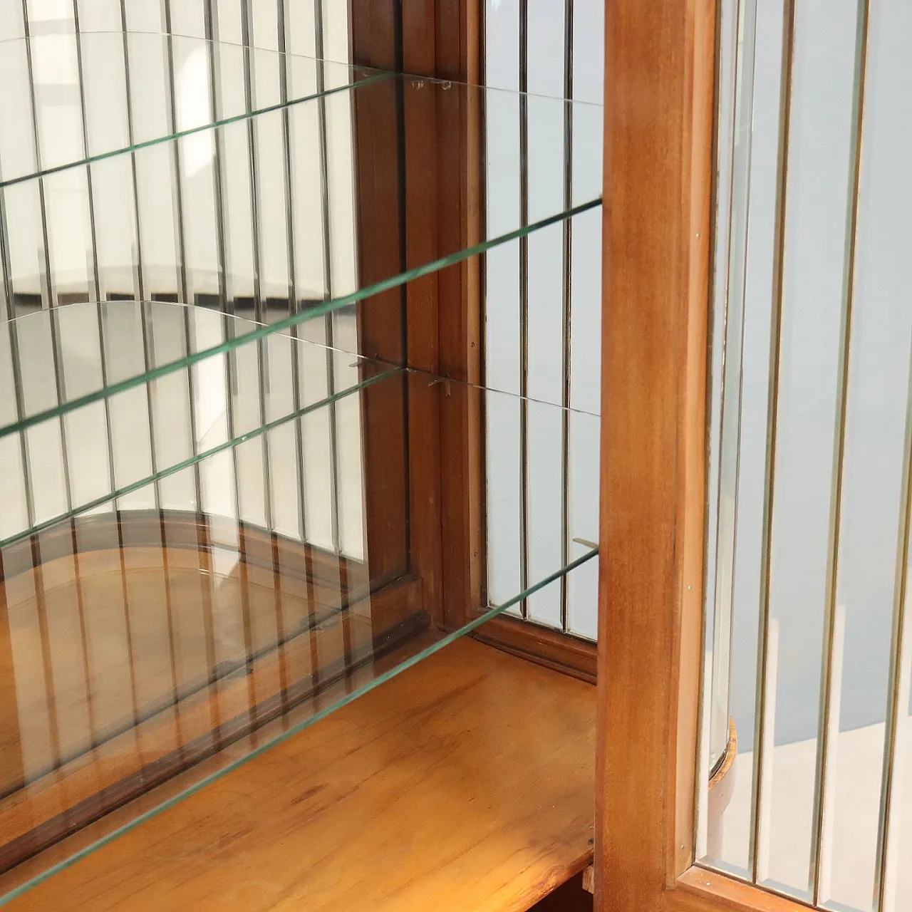 Showcase veneered in mahogany and walnut, 20th century 4