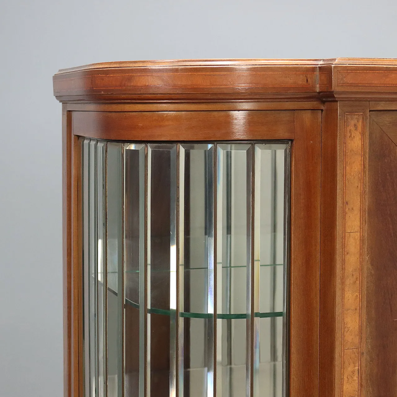 Showcase veneered in mahogany and walnut, 20th century 5
