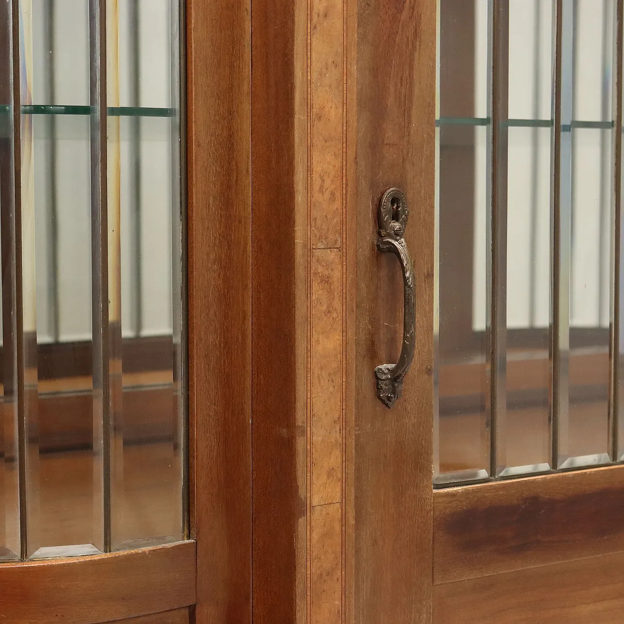 Showcase veneered in mahogany and walnut, 20th century 6