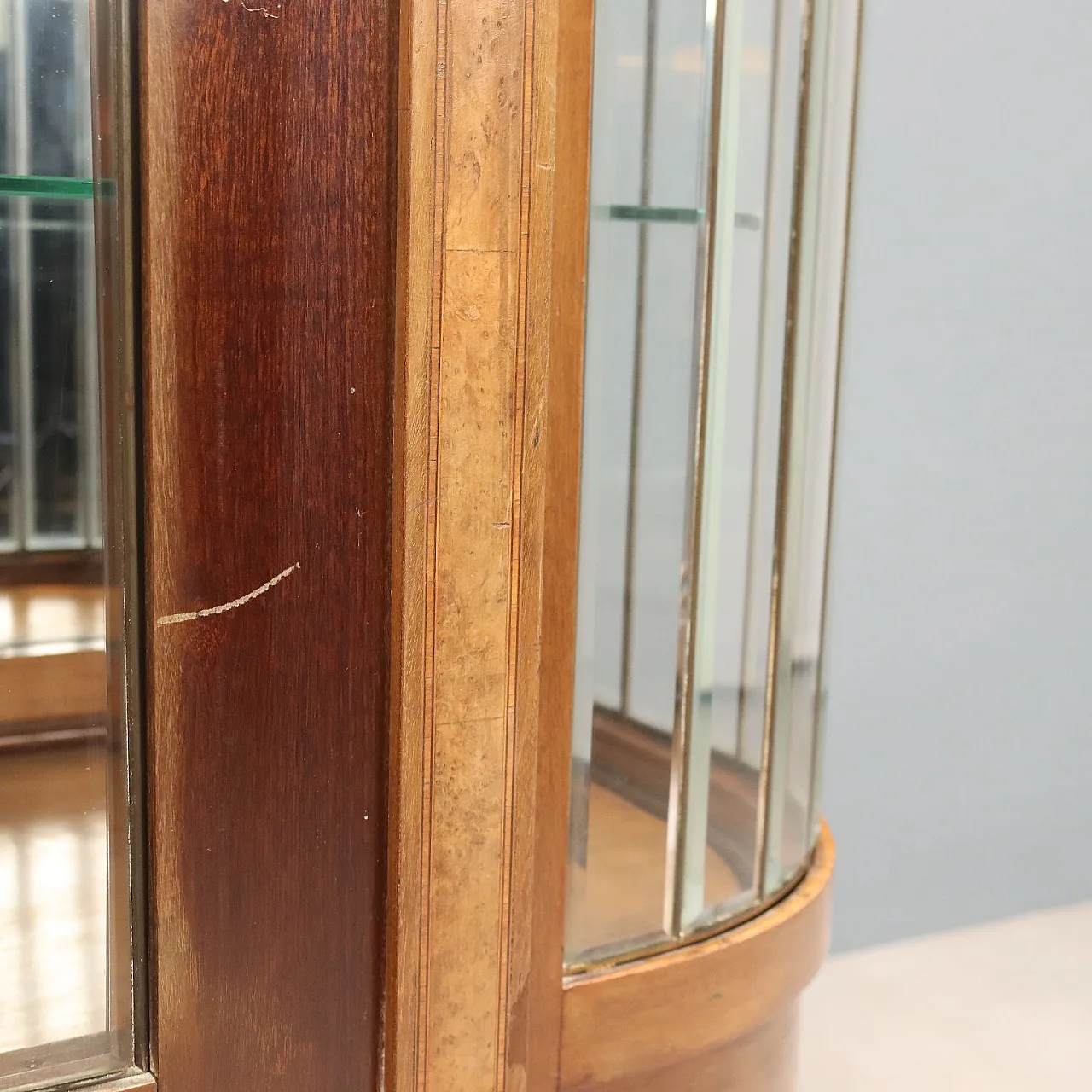 Showcase veneered in mahogany and walnut, 20th century 7