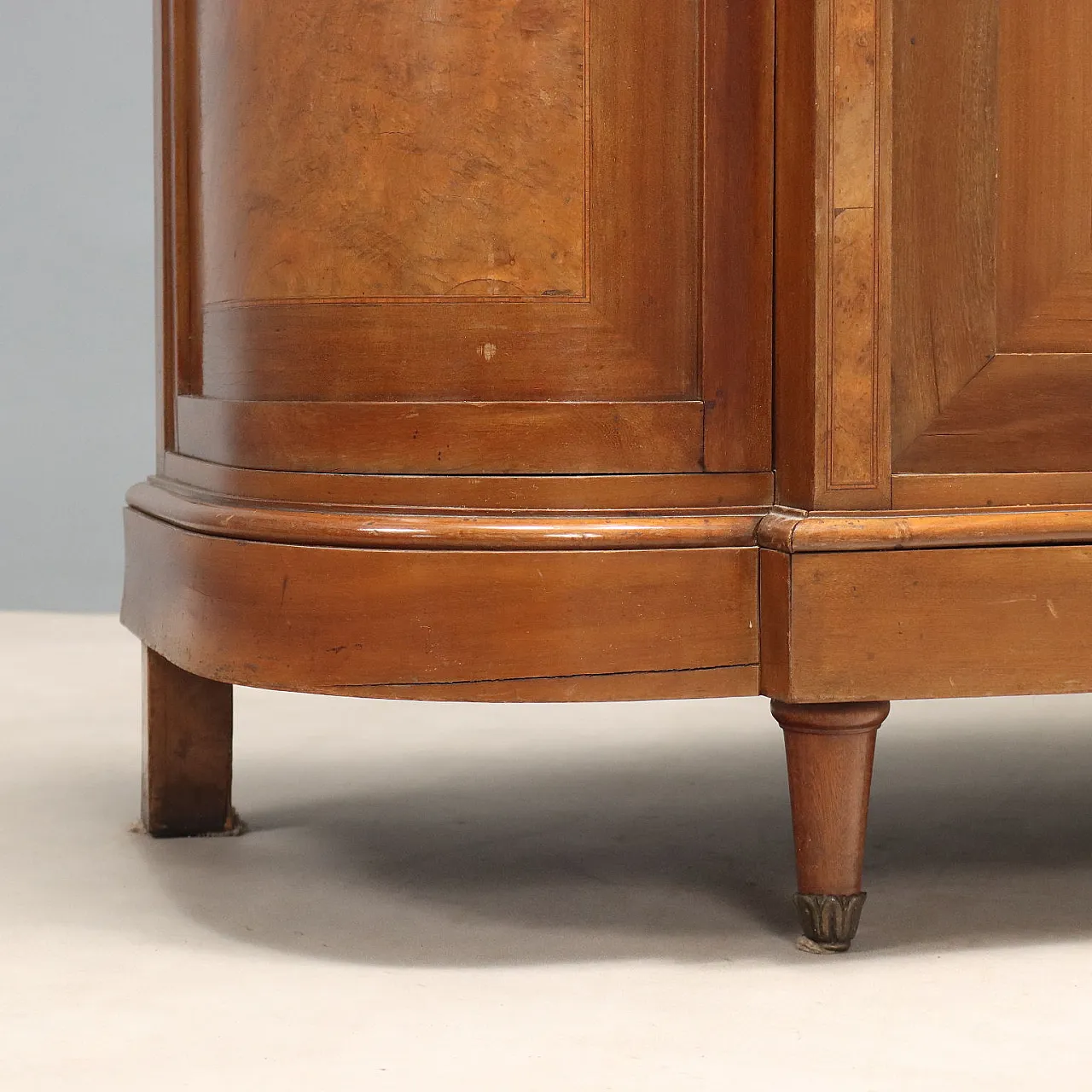 Showcase veneered in mahogany and walnut, 20th century 8