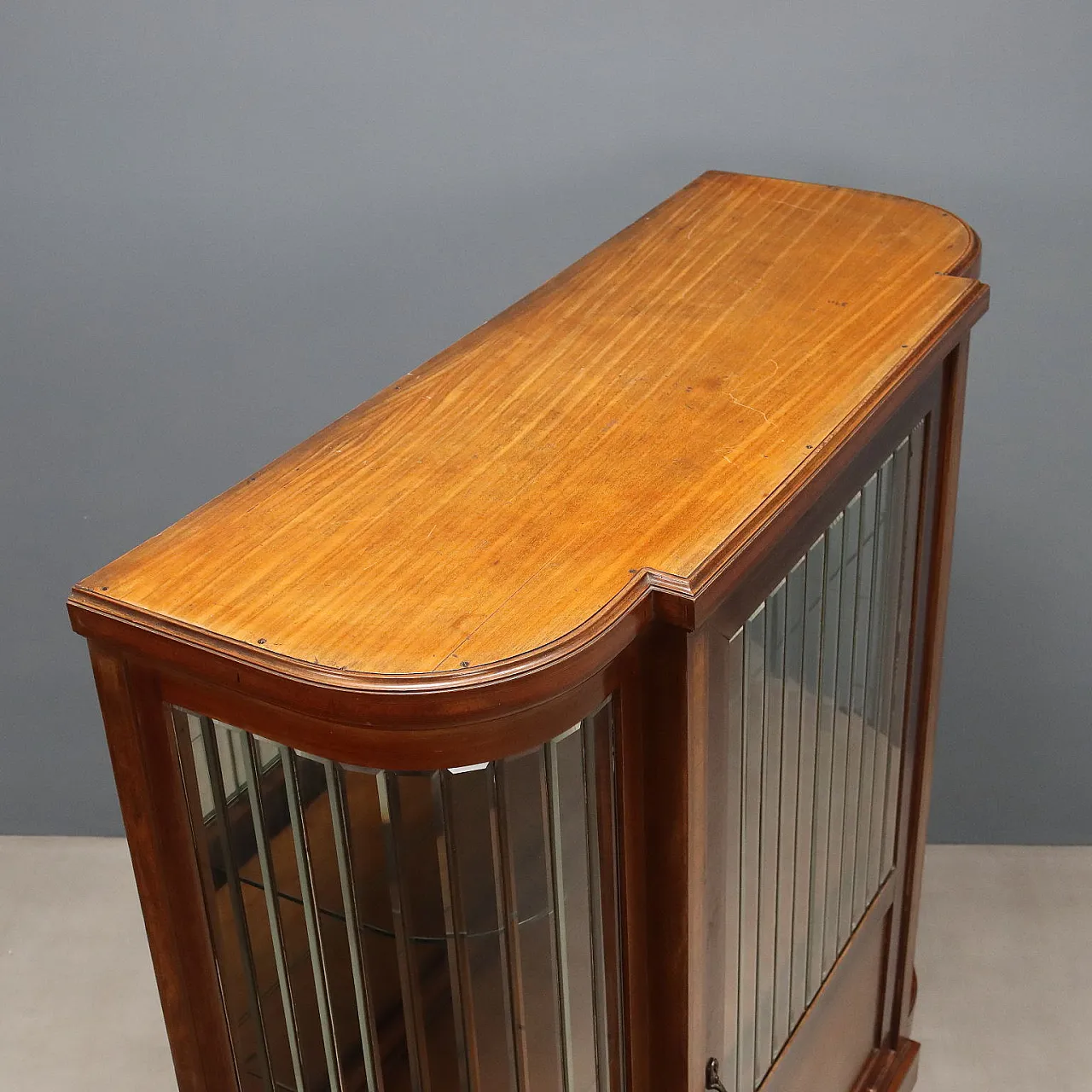 Showcase veneered in mahogany and walnut, 20th century 9
