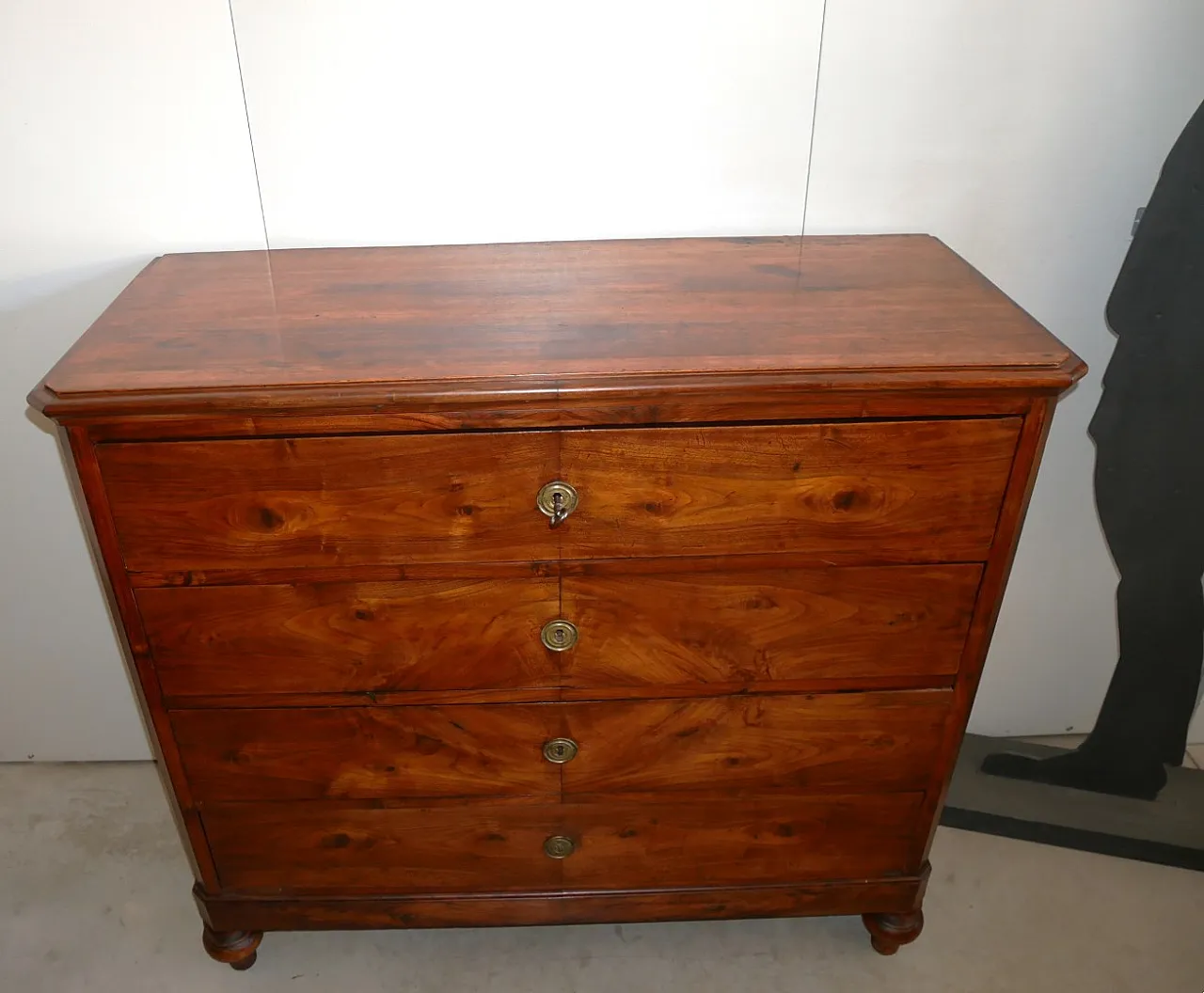 Walnut dresser, early 20th century 3