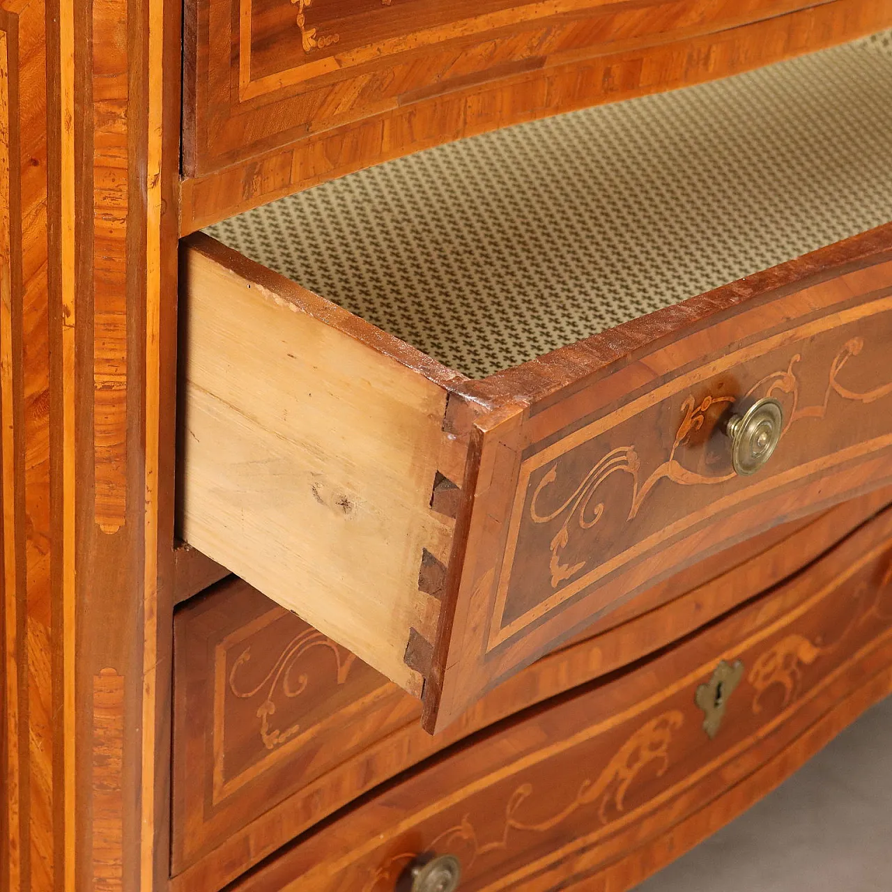 Baroque chest of drawers in walnut, 18th century 4