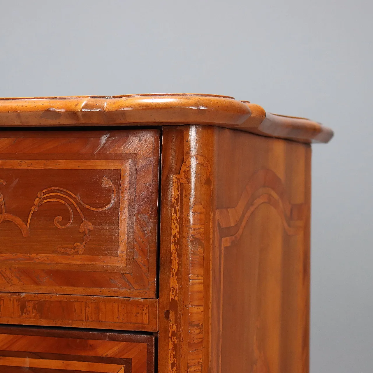 Baroque chest of drawers in walnut, 18th century 5