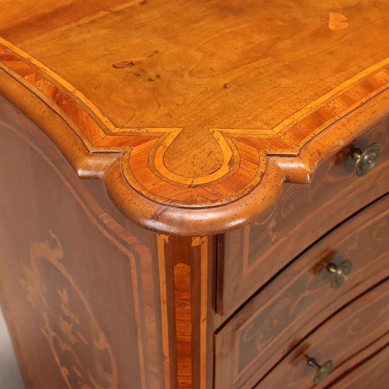 Baroque chest of drawers in walnut, 18th century 6