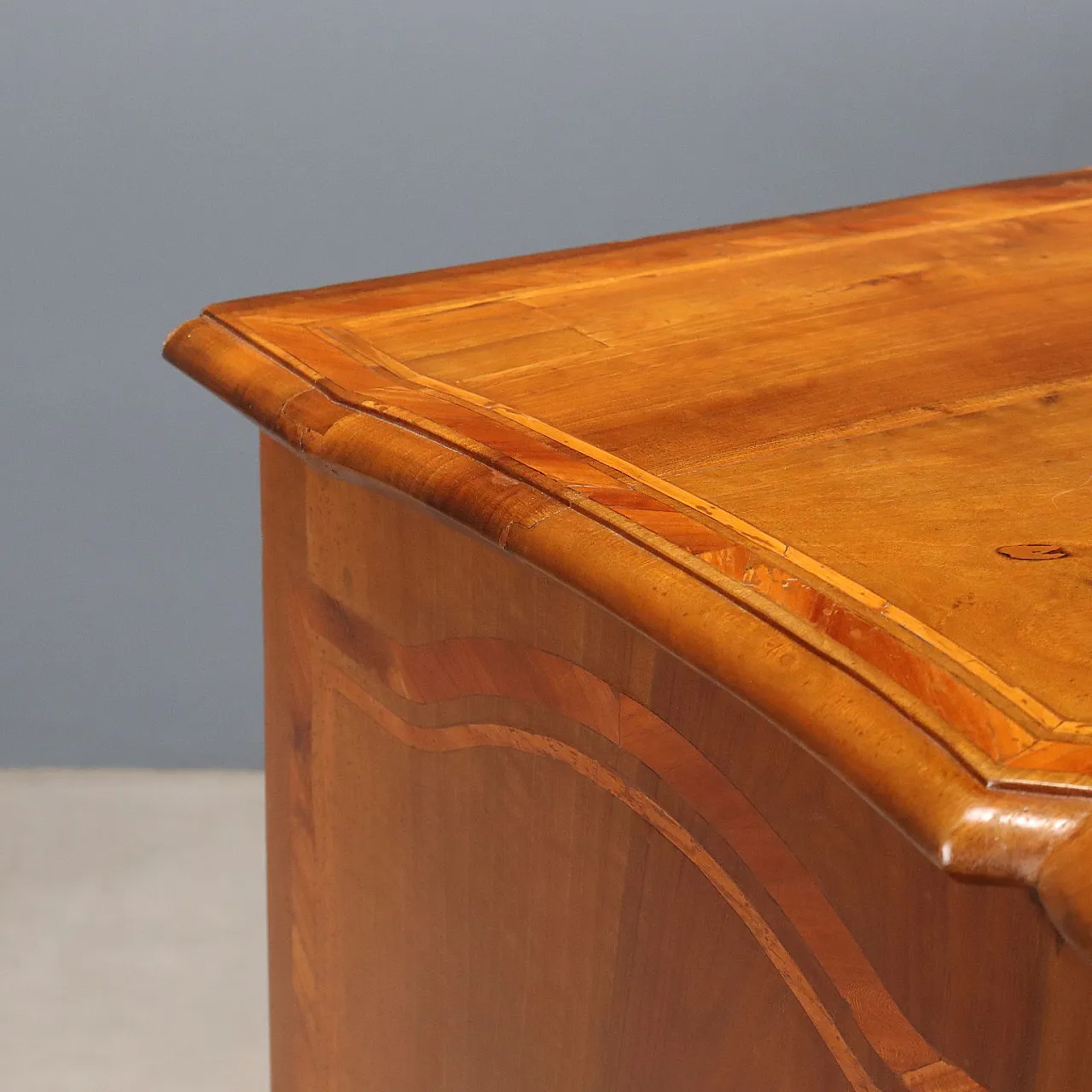 Baroque chest of drawers in walnut, 18th century 7