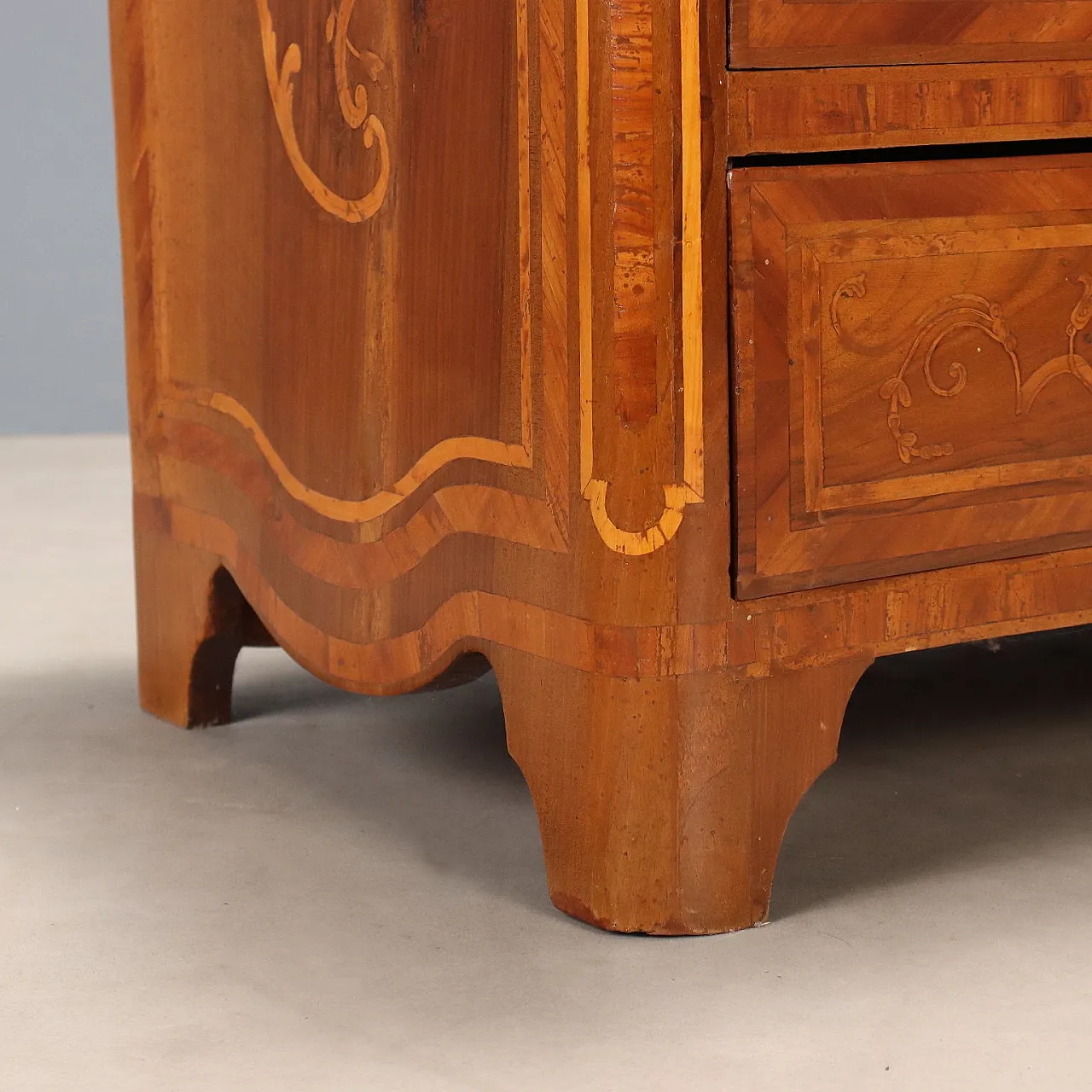 Baroque chest of drawers in walnut, 18th century 8