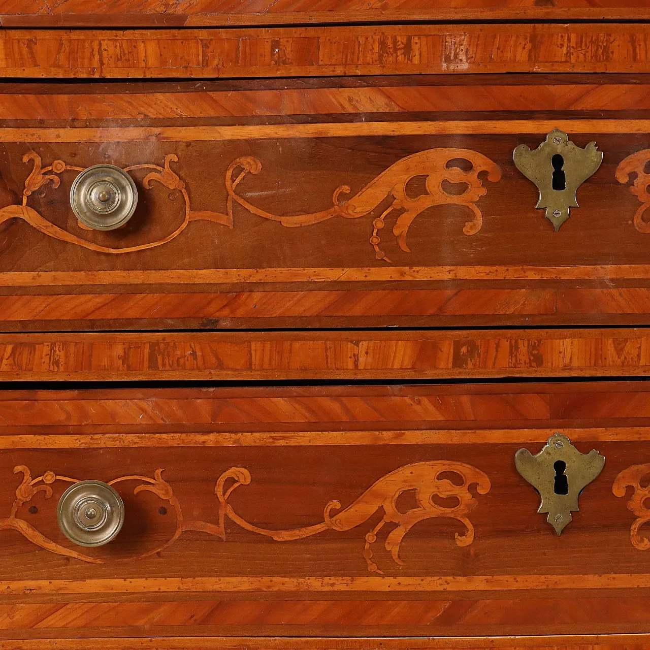Baroque chest of drawers in walnut, 18th century 9