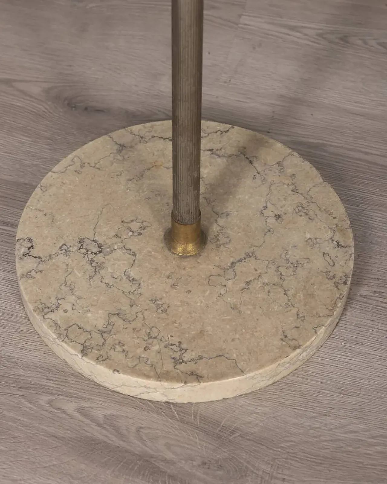 Appendiabiti da pavimento in ottone dorato, anni '60 4