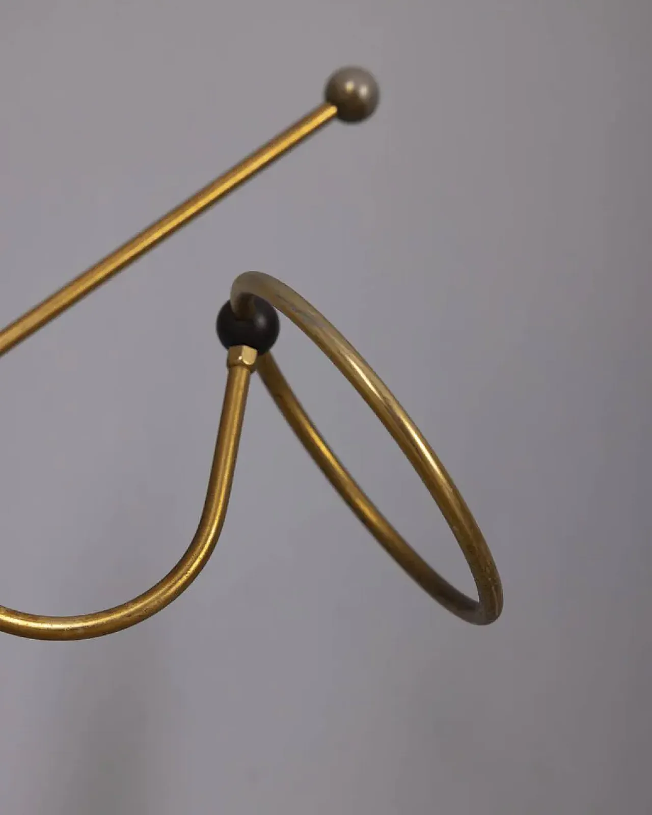 Appendiabiti da pavimento in ottone dorato, anni '60 5