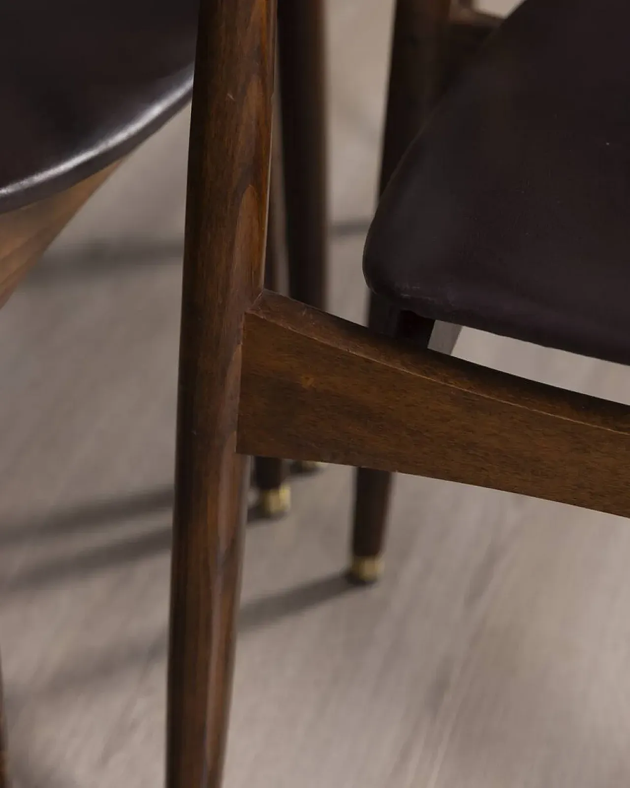 8 Sedie in legno e pelle di Anonima Castelli, anni '60 9