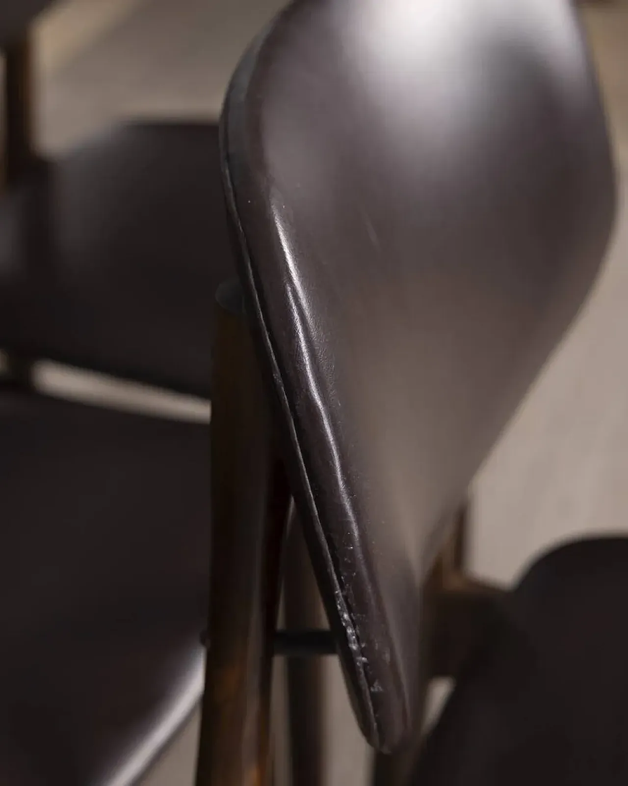8 Sedie in legno e pelle di Anonima Castelli, anni '60 10