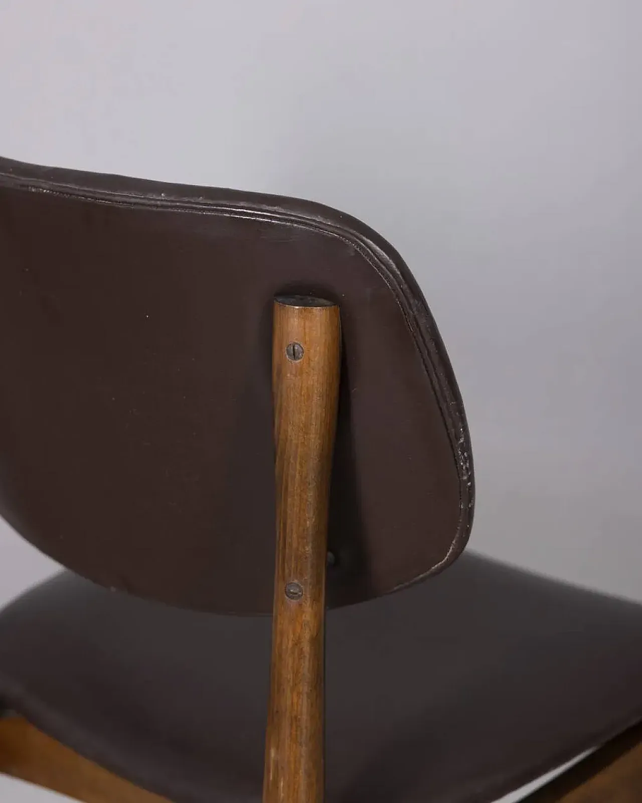 8 Sedie in legno e pelle di Anonima Castelli, anni '60 14