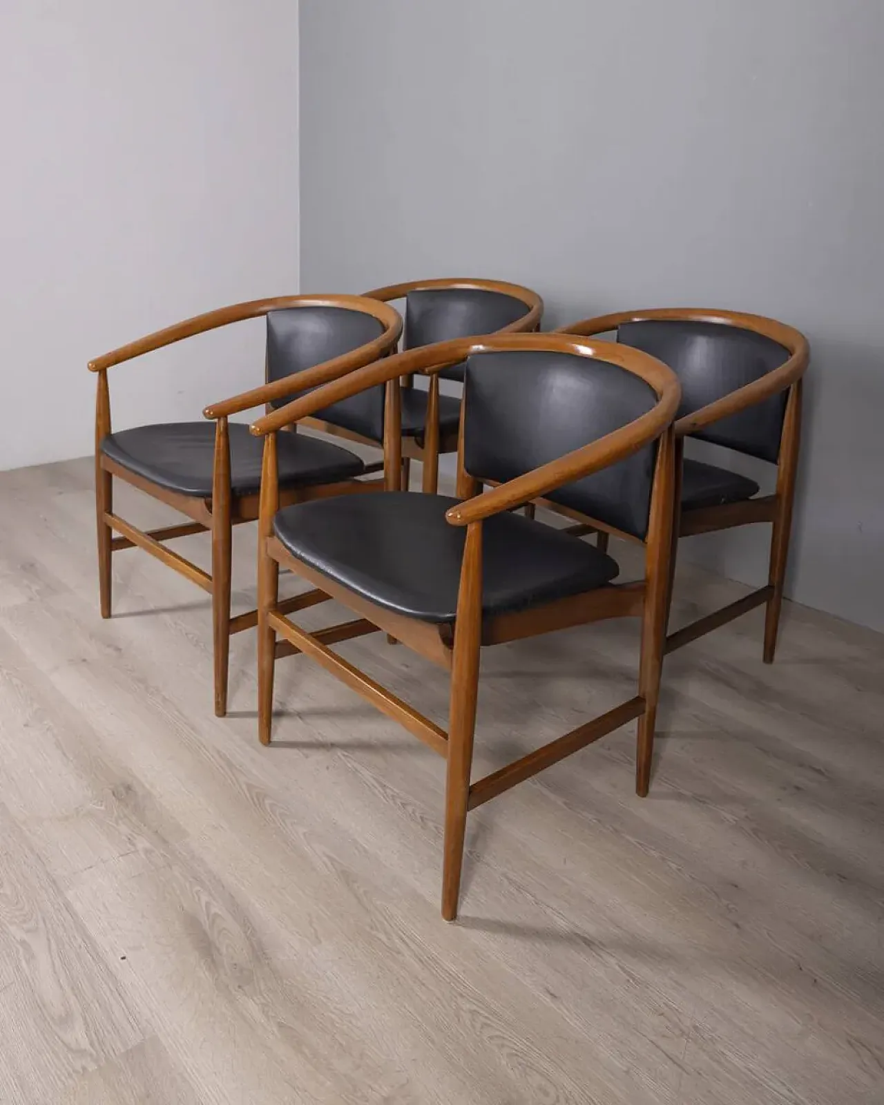 4 Sedie in legno e pelle disegnate da Isa Bergamo, anni '60 3