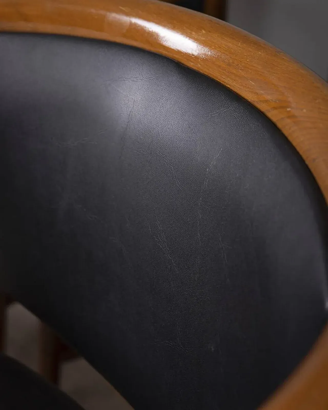 4 Sedie in legno e pelle disegnate da Isa Bergamo, anni '60 5