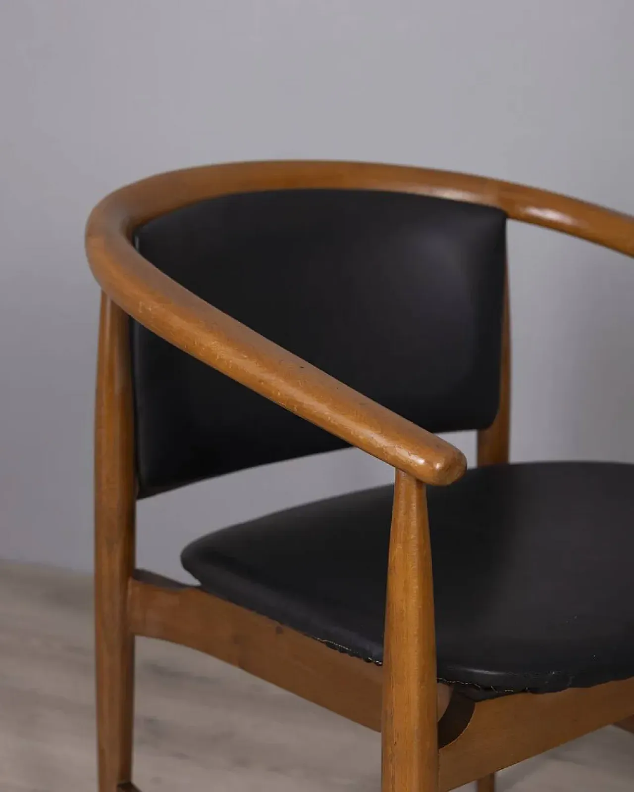 4 Sedie in legno e pelle disegnate da Isa Bergamo, anni '60 11
