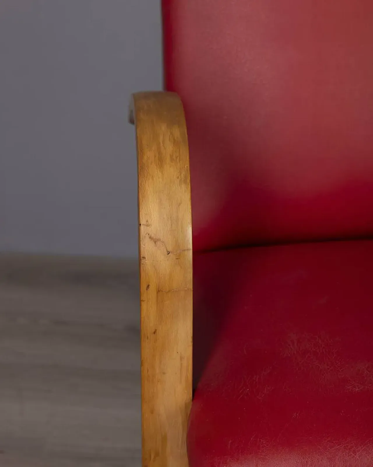 Coppia di poltrone in pelle rossa, anni '50 4