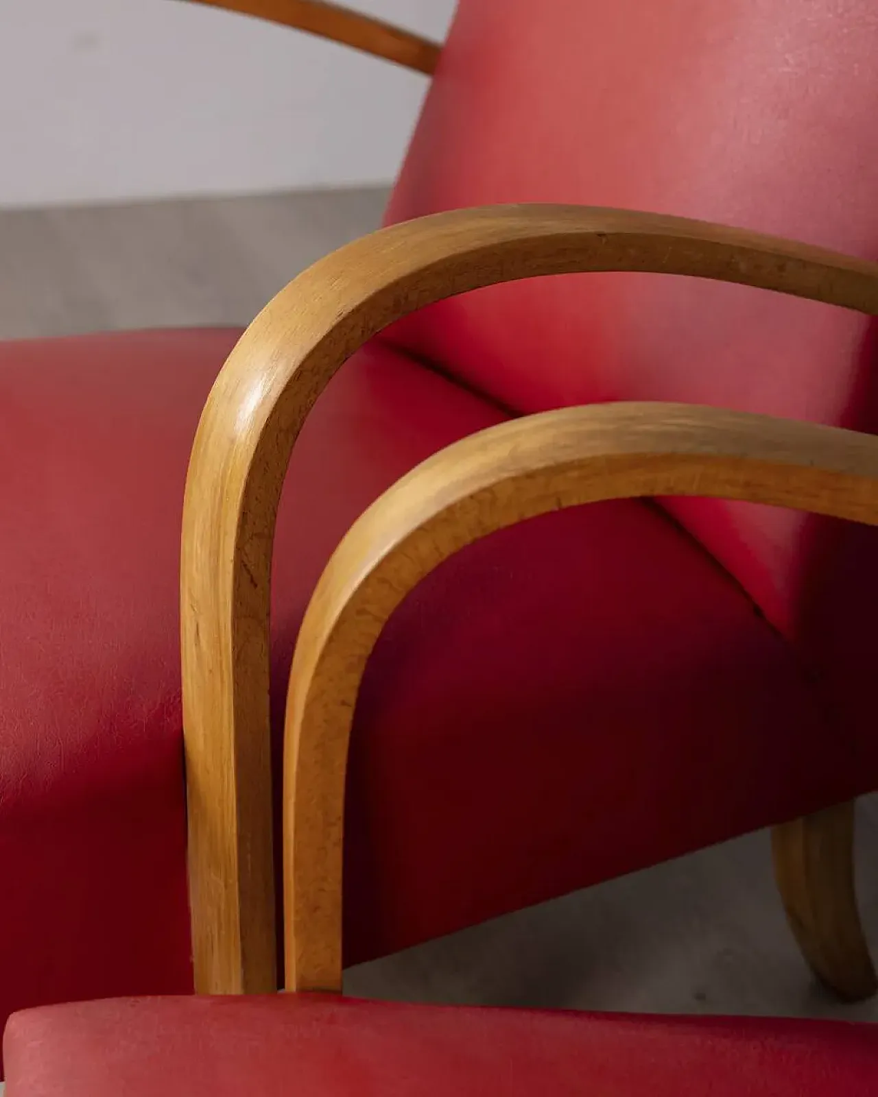 Coppia di poltrone in pelle rossa, anni '50 7