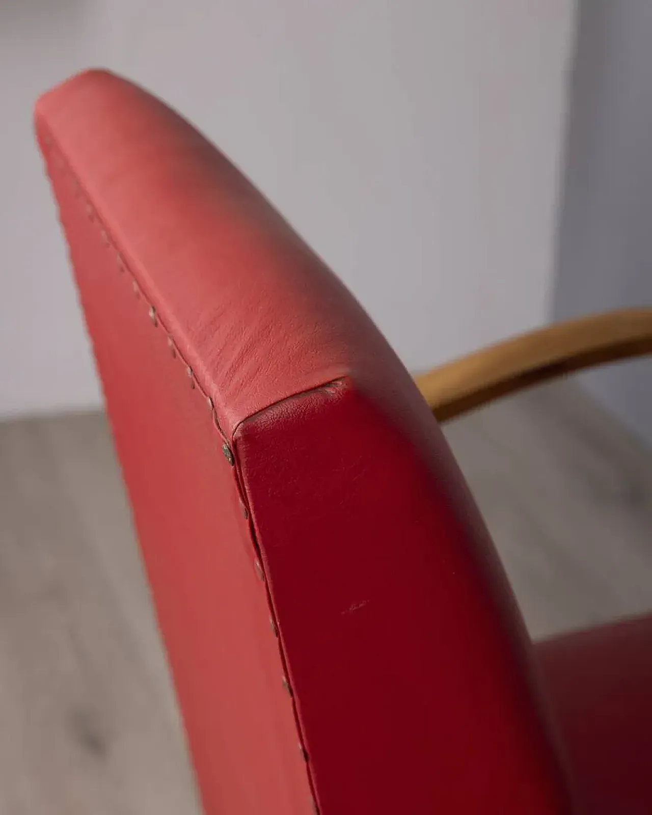 Coppia di poltrone in pelle rossa, anni '50 9
