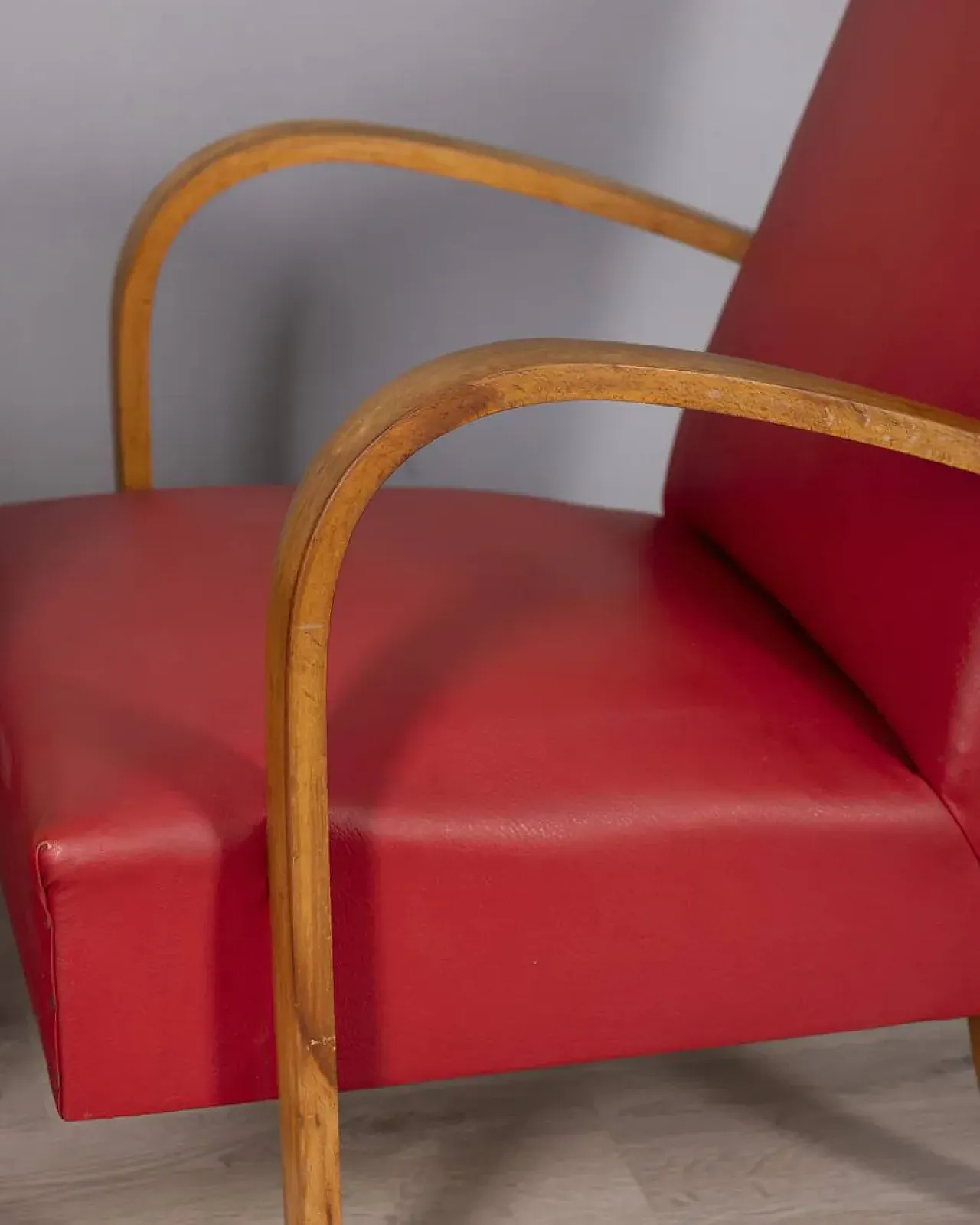 Coppia di poltrone in pelle rossa, anni '50 10