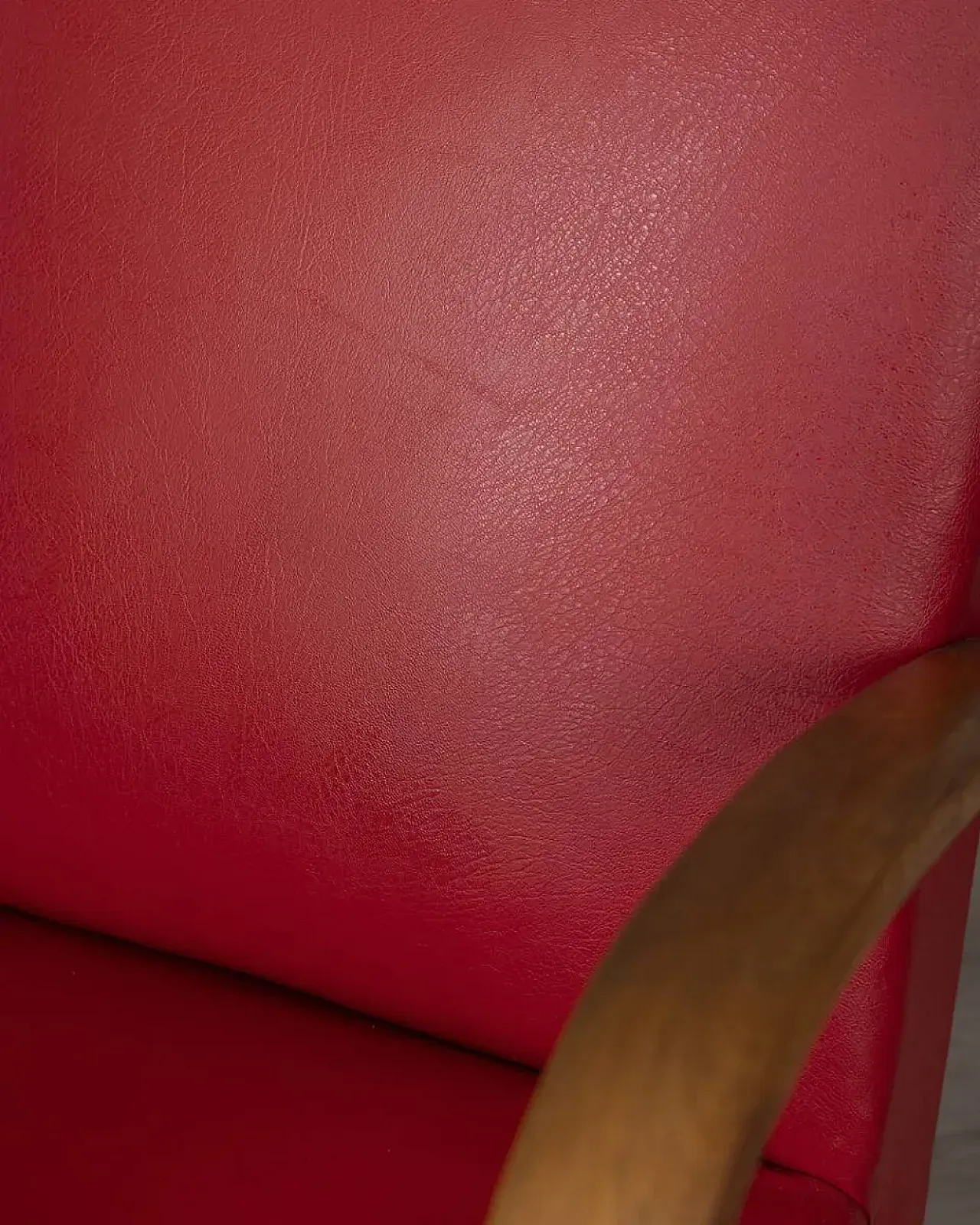 Coppia di poltrone in pelle rossa, anni '50 15