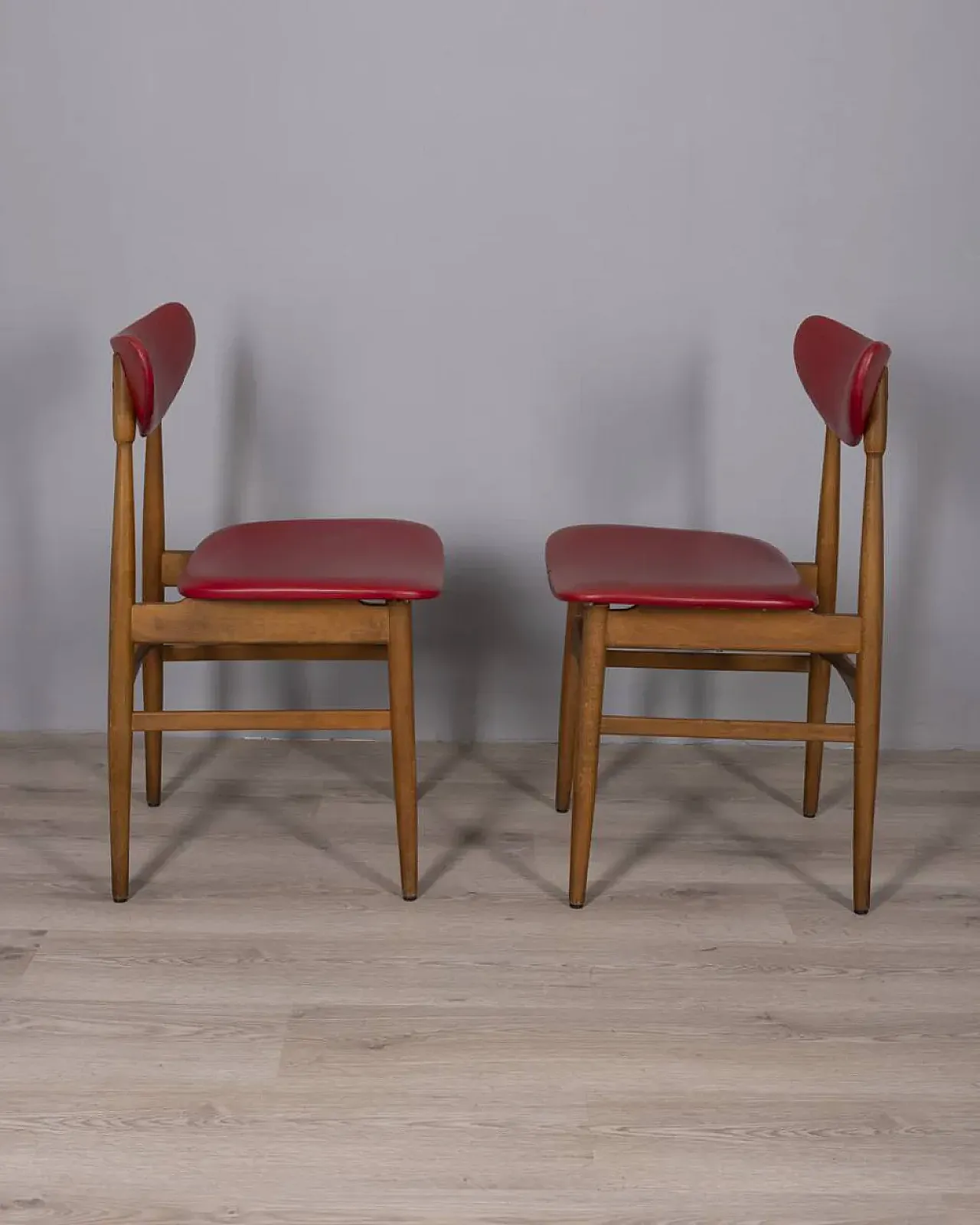 Coppia di sedie in legno e pelle, anni '60 5