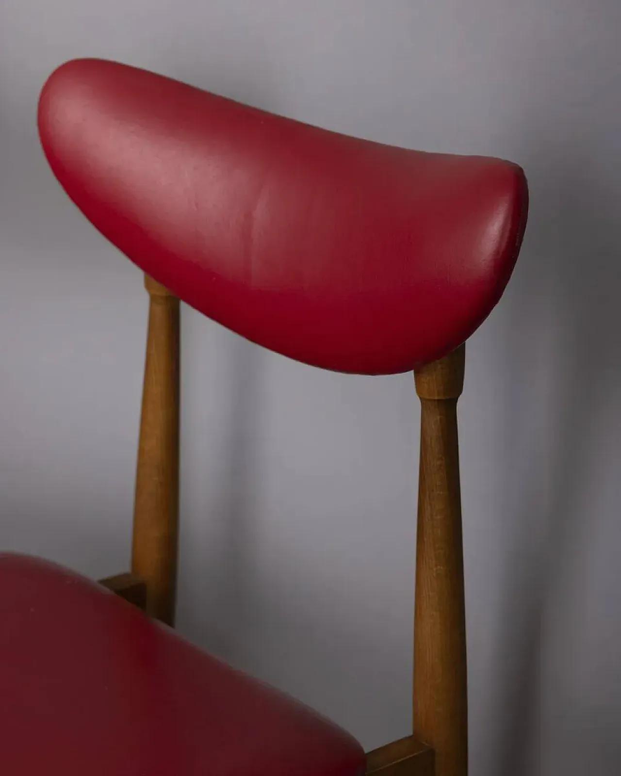 Coppia di sedie in legno e pelle, anni '60 6