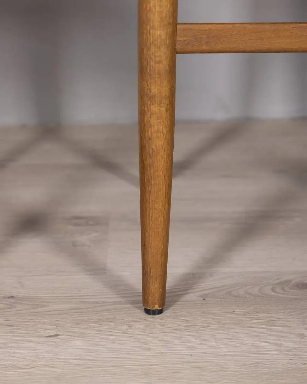 Coppia di sedie in legno e pelle, anni '60 10