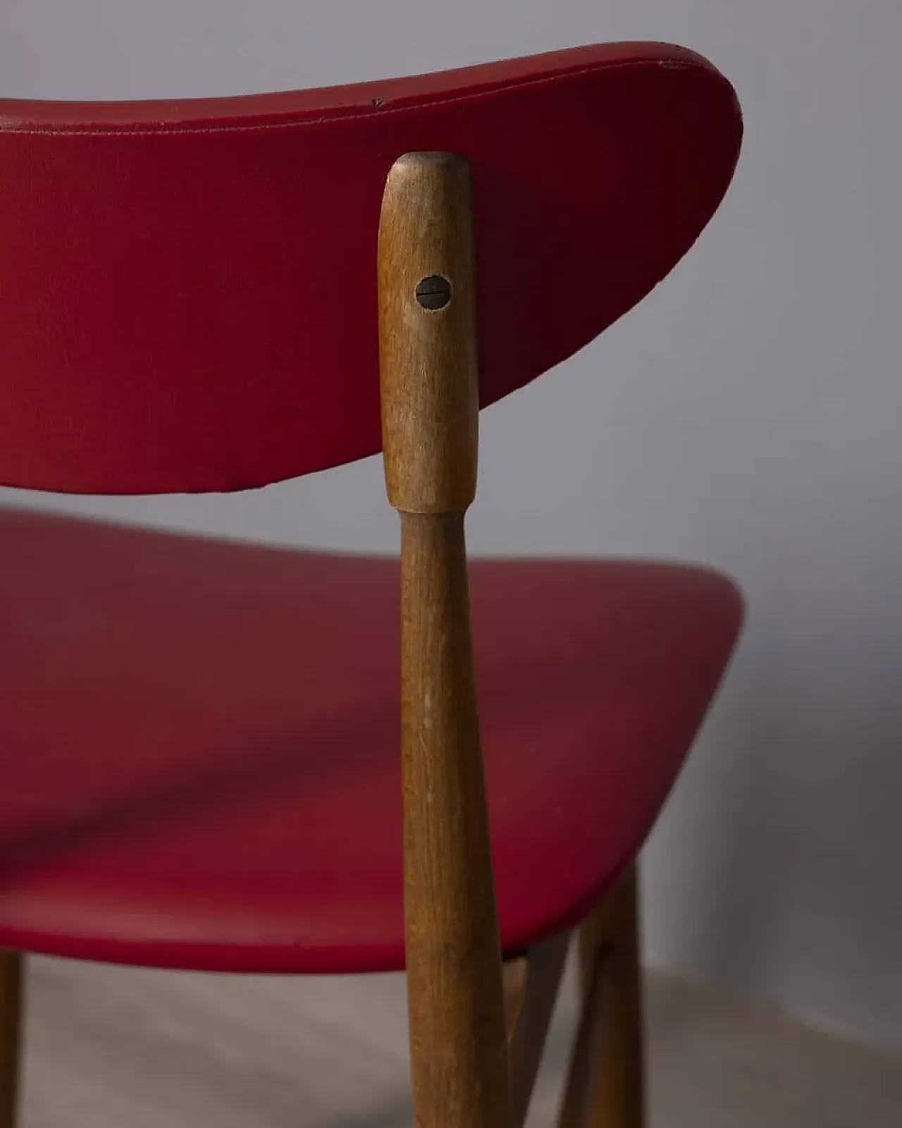 Coppia di sedie in legno e pelle, anni '60 14