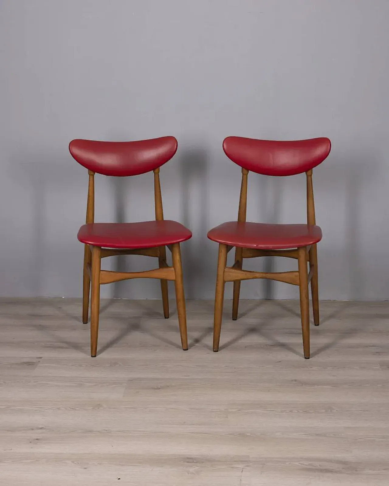 Coppia di sedie in legno e pelle, anni '60 15