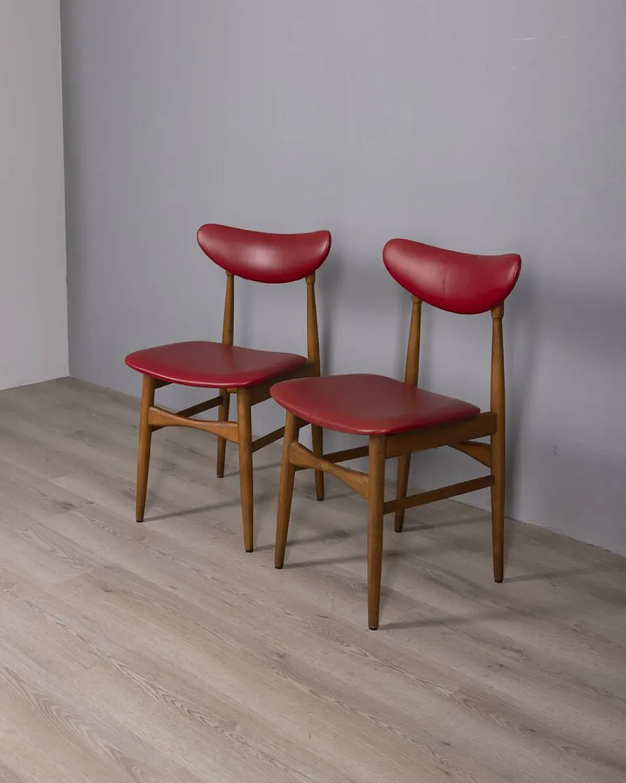 Coppia di sedie in legno e pelle, anni '60 18