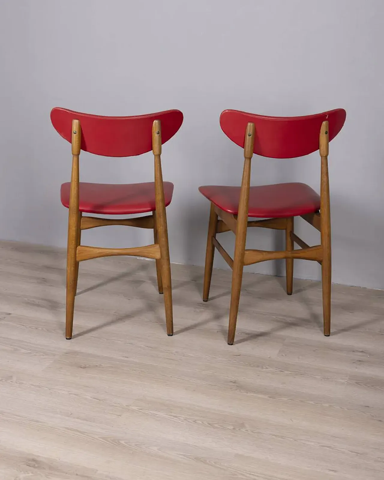 Coppia di sedie in legno e pelle, anni '60 19
