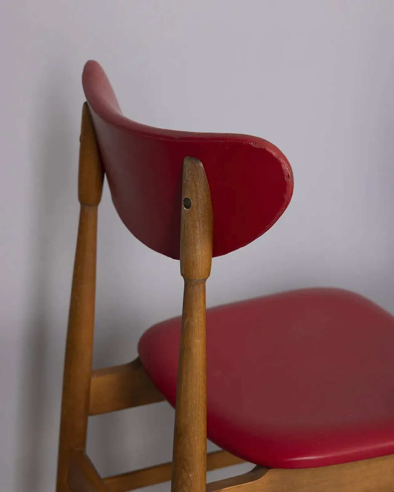 Coppia di sedie in legno e pelle, anni '60 23