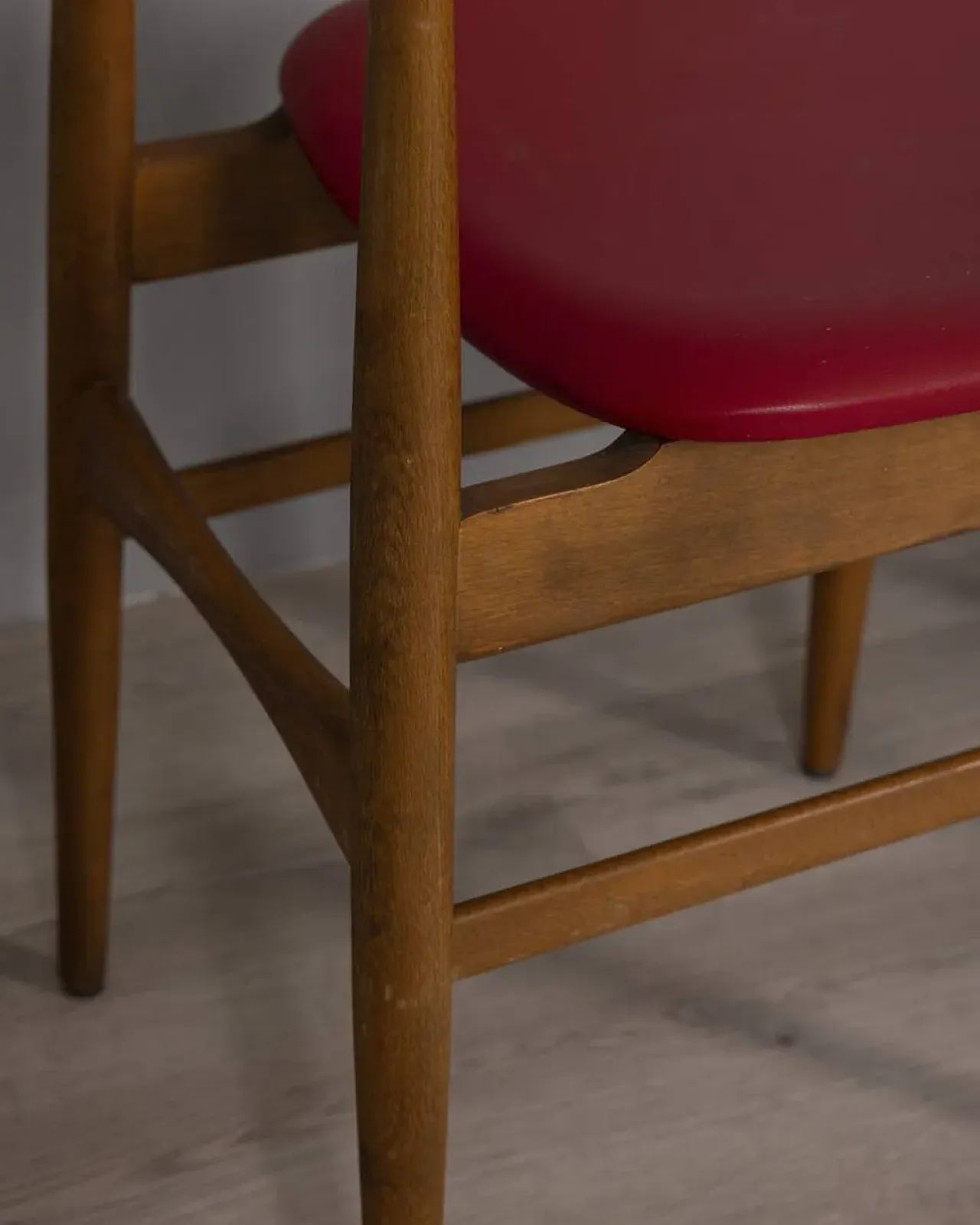 Coppia di sedie in legno e pelle, anni '60 24