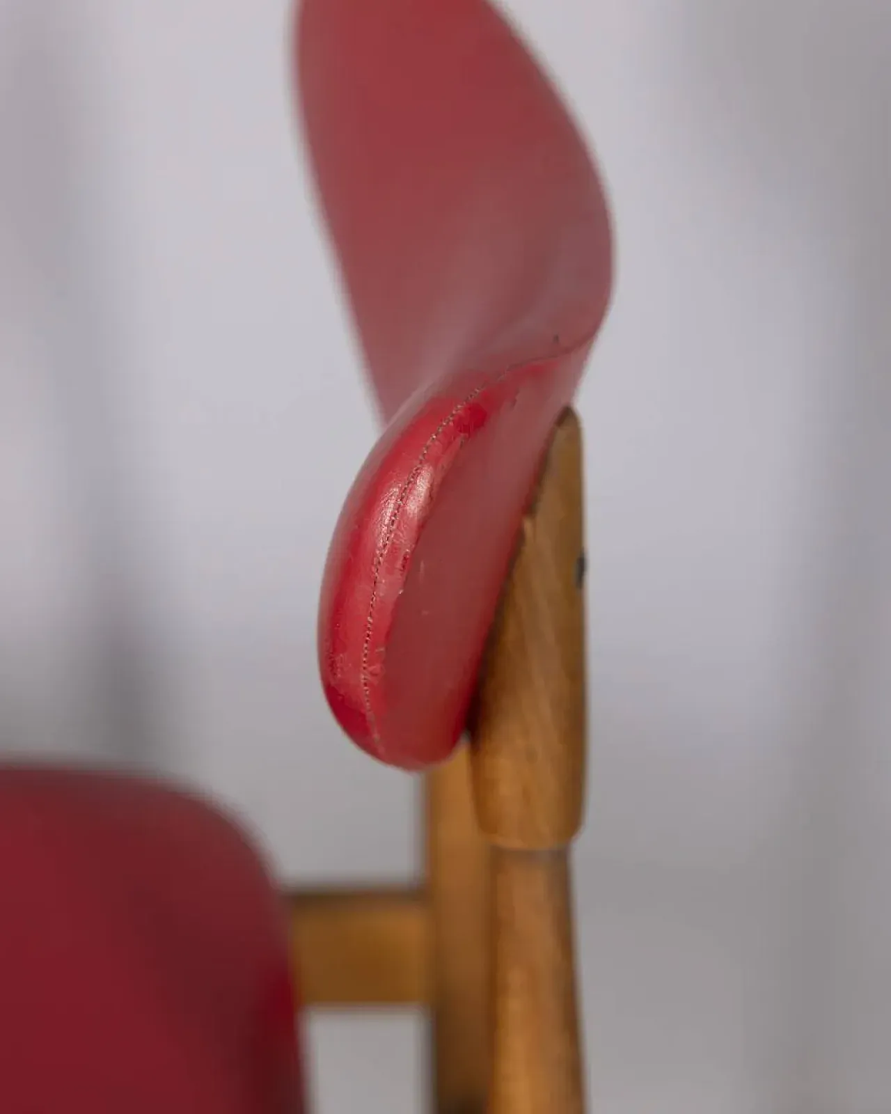 Coppia di sedie in legno e pelle, anni '60 27