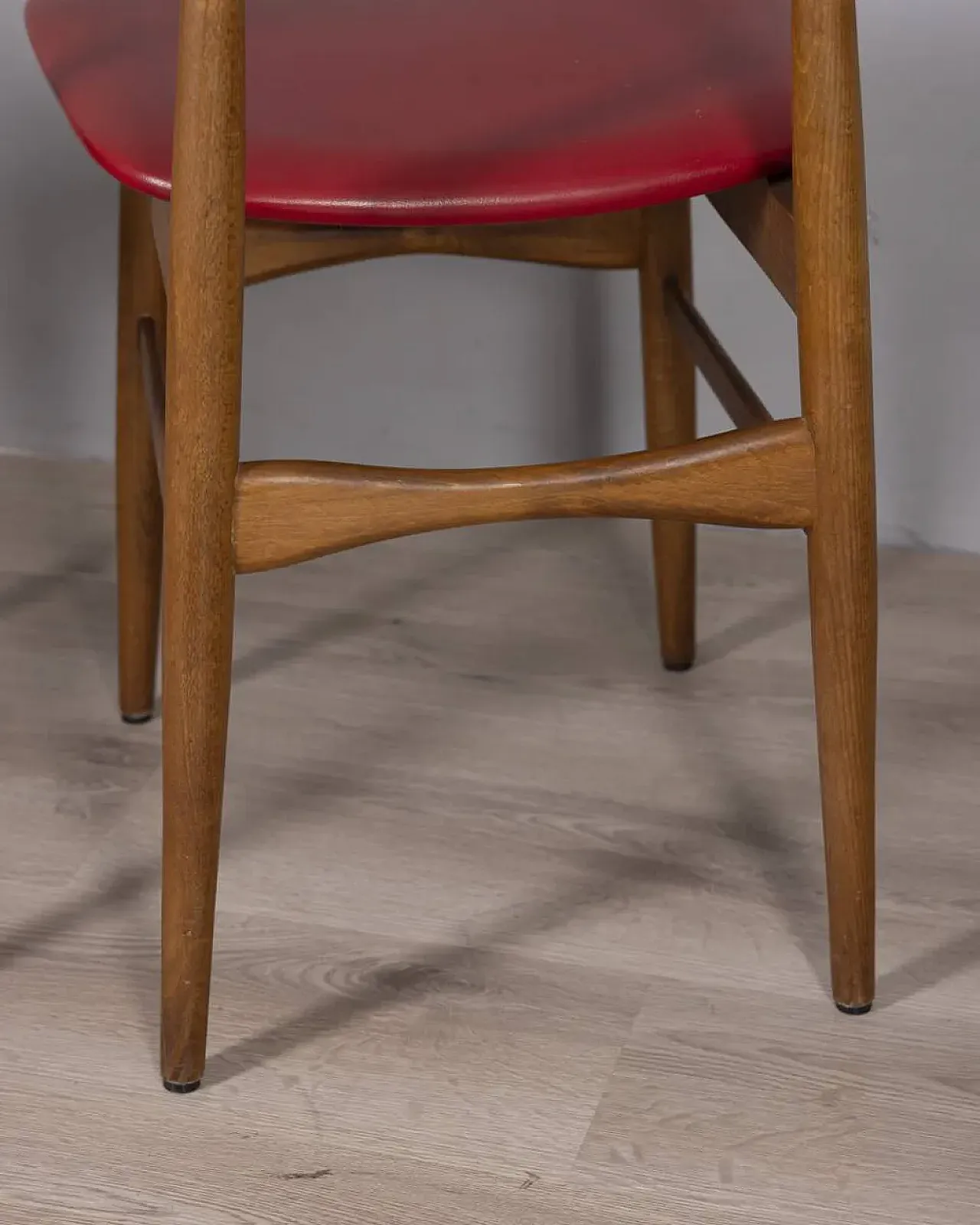 Coppia di sedie in legno e pelle, anni '60 28