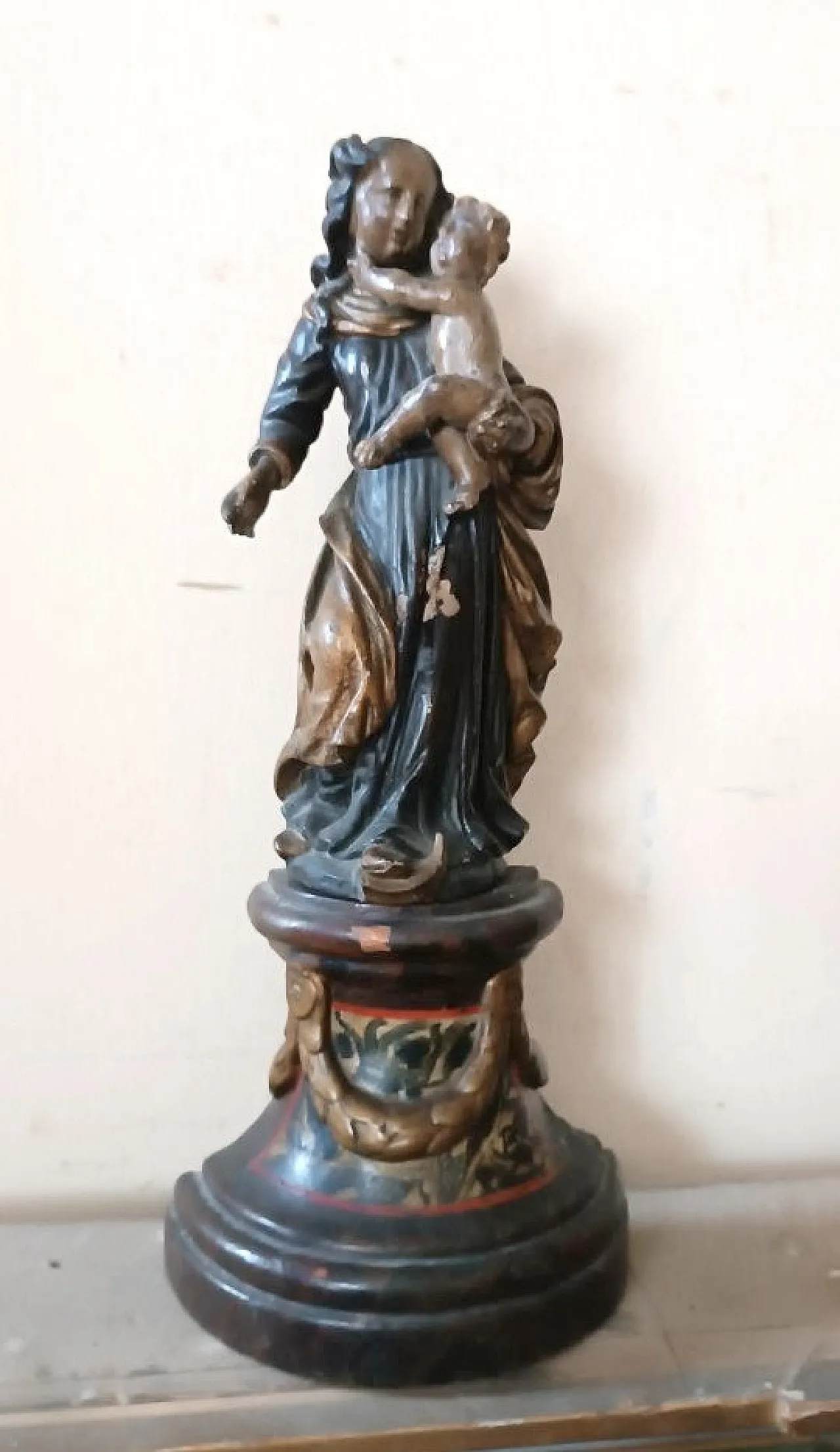 Virgin and Child, polychrome wooden sculpture, 18th century 1