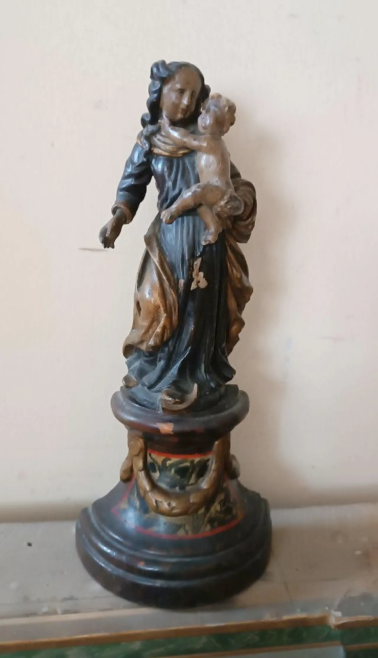Virgin and Child, polychrome wooden sculpture, 18th century 2