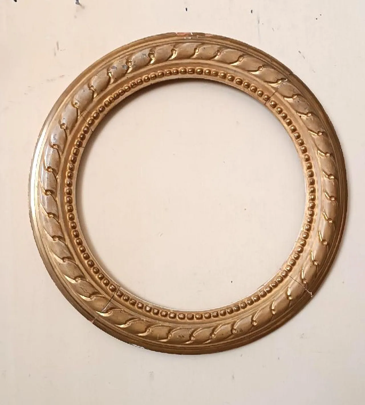 Round gilded wood frame, 19th century 1
