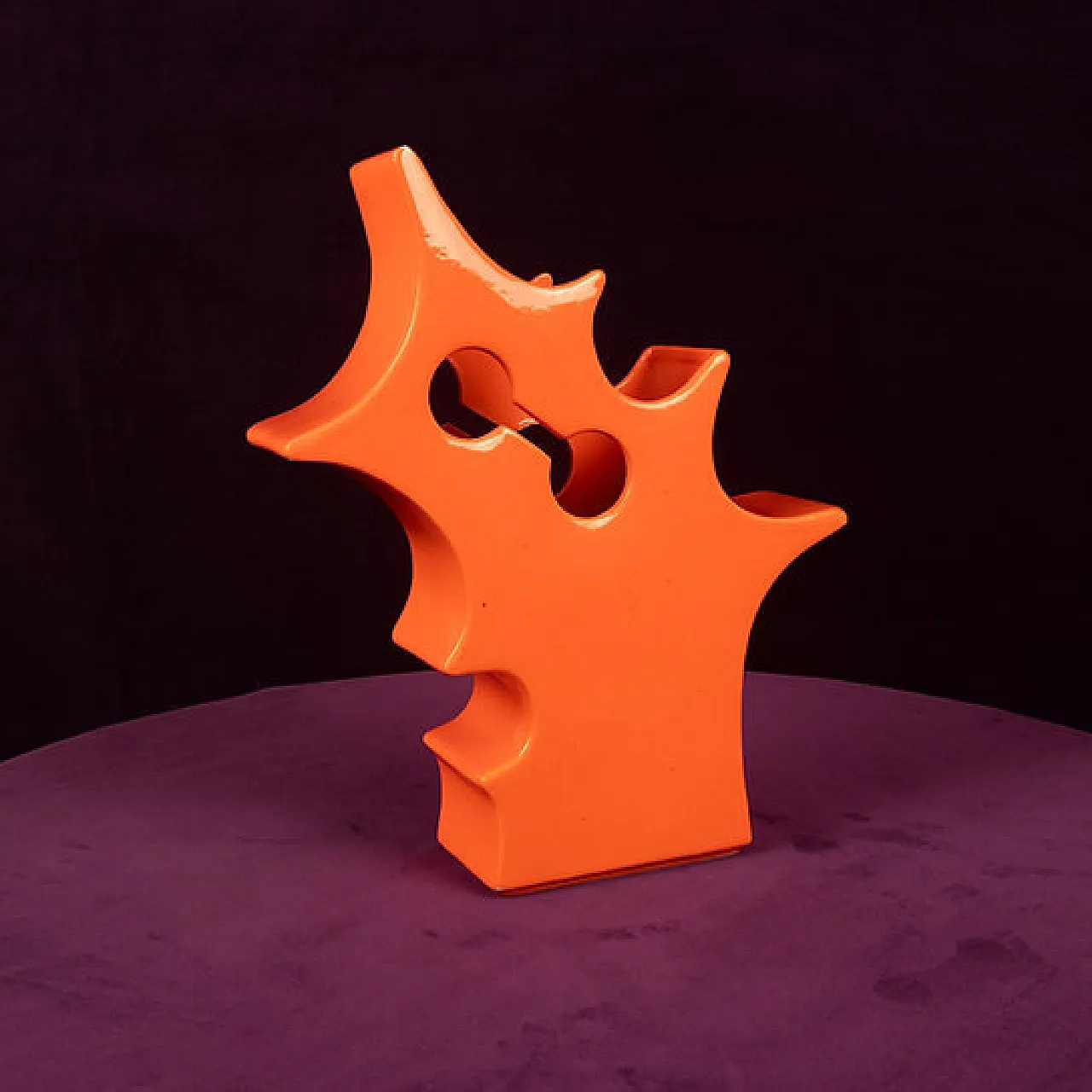 Vaso scultoreo astratto in ceramica arancione, anni '80 1