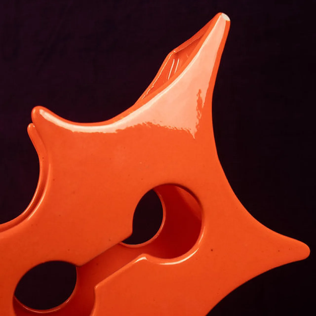 Vaso scultoreo astratto in ceramica arancione, anni '80 2