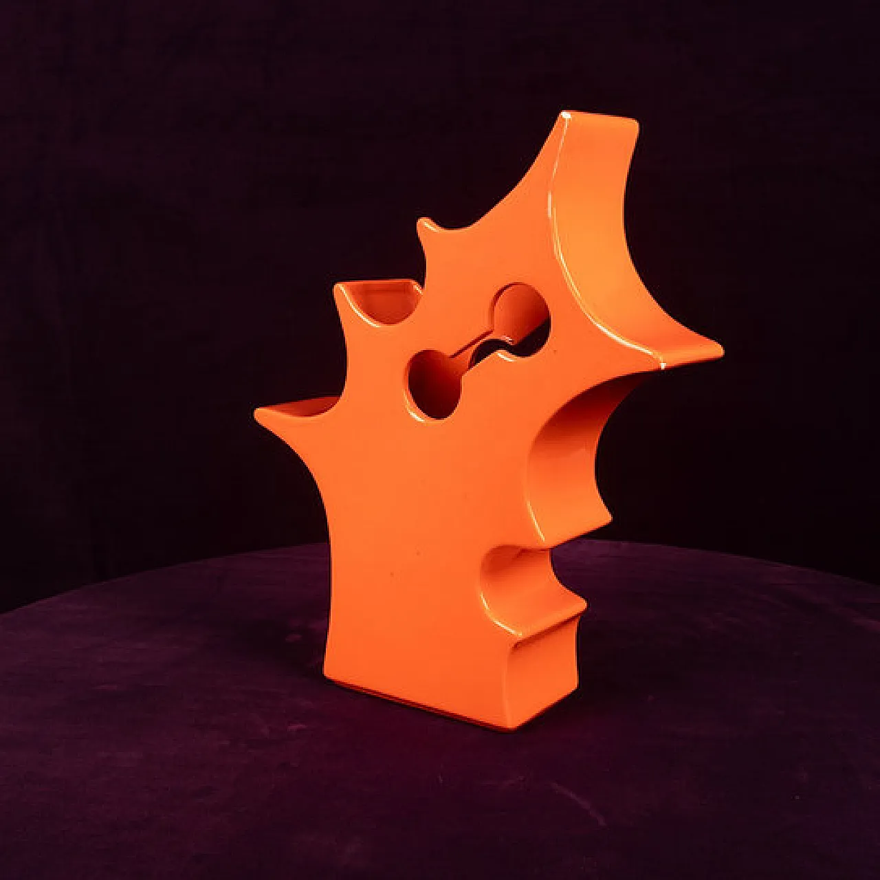 Vaso scultoreo astratto in ceramica arancione, anni '80 3