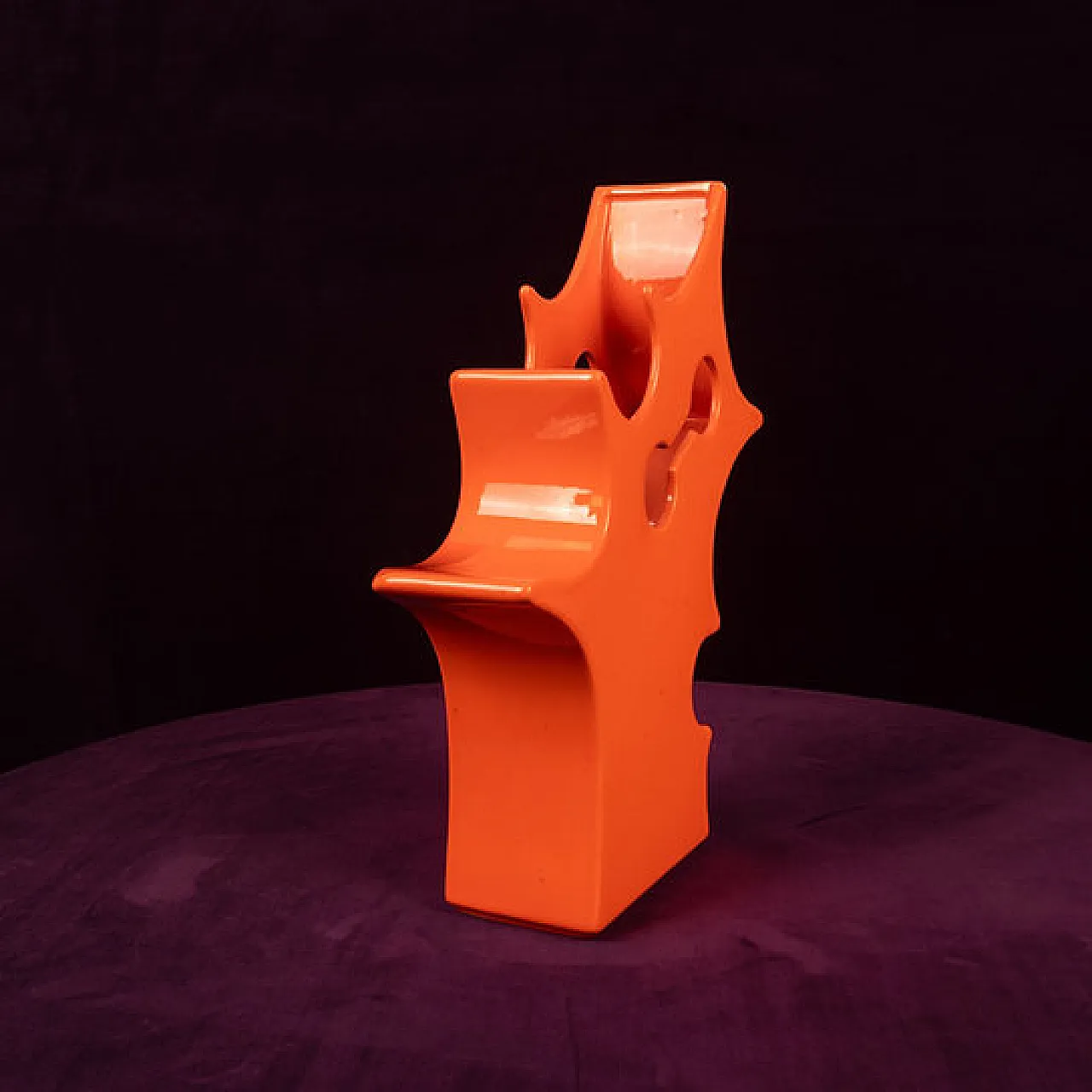 Vaso scultoreo astratto in ceramica arancione, anni '80 6
